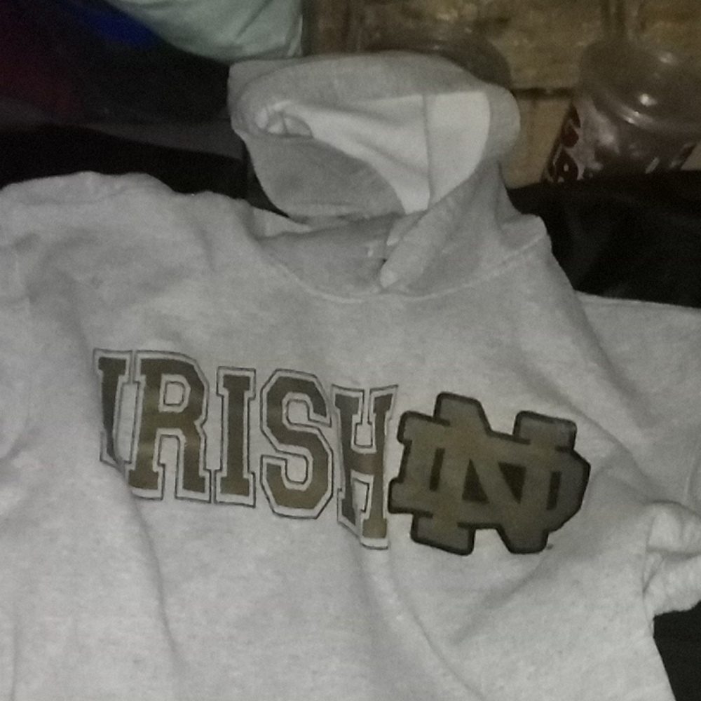 Collegiate Irish Notre Dame sweatshirt w half pocket across the middle.Sz.Large